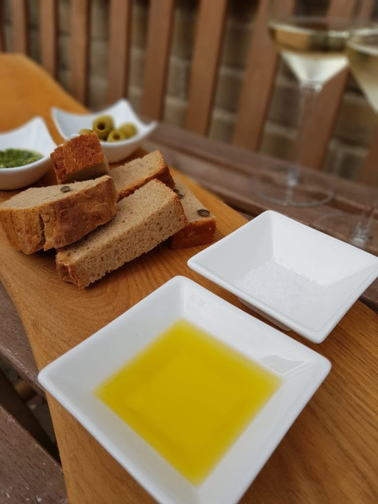 brood dopen met olijfolie en zout